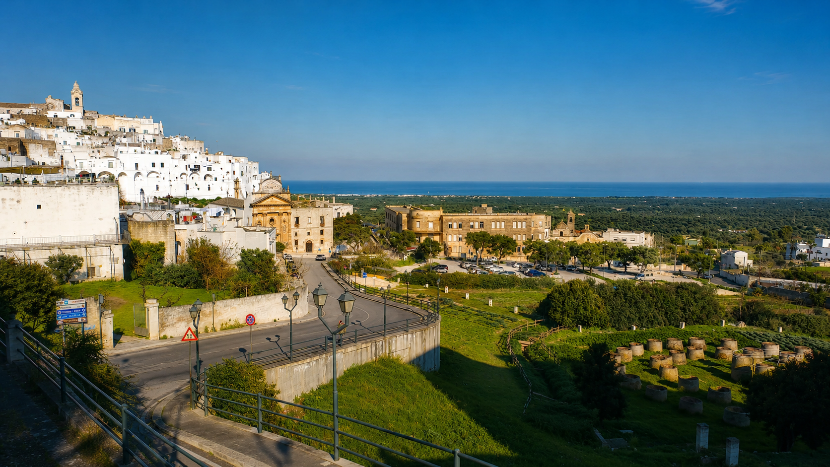 Uitzicht over Ostuni en het landschap richting de Adriatische Zee